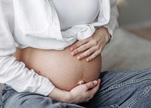 Eine schwangere Frau mit Babybauch - moor&mehr Bio-Kurhotel