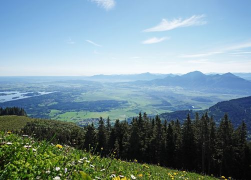 Biohotel moor&mehr: Von der Haustüre auf den Berg. Die Aussicht vom Hörnle lohnt jede Anstrengung. - moor&mehr Bio-Kurhotel, Bad Kohlgrub, Alpenvorland, Bayern, Deutschland