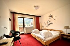 BIO HOTEL Anna: Doppelzimmer mit Balkon - Landhotel Anna & Reiterhof Vill, Schlanders, Vinschgau, Trentino-Südtirol, Italien