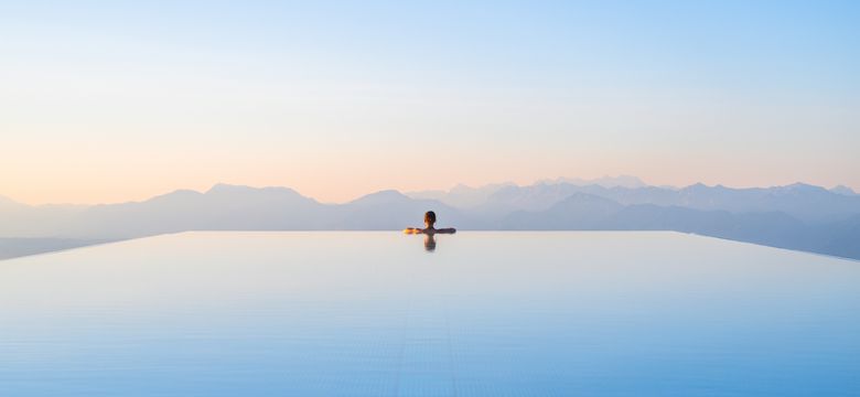 Mountain Resort  Feuerberg: Sonnenbaden im Schnee