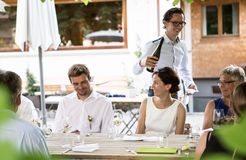 Biohotel Schwanen: Schöne Stimmung im Gastgarten (6/20) - Biohotel Schwanen