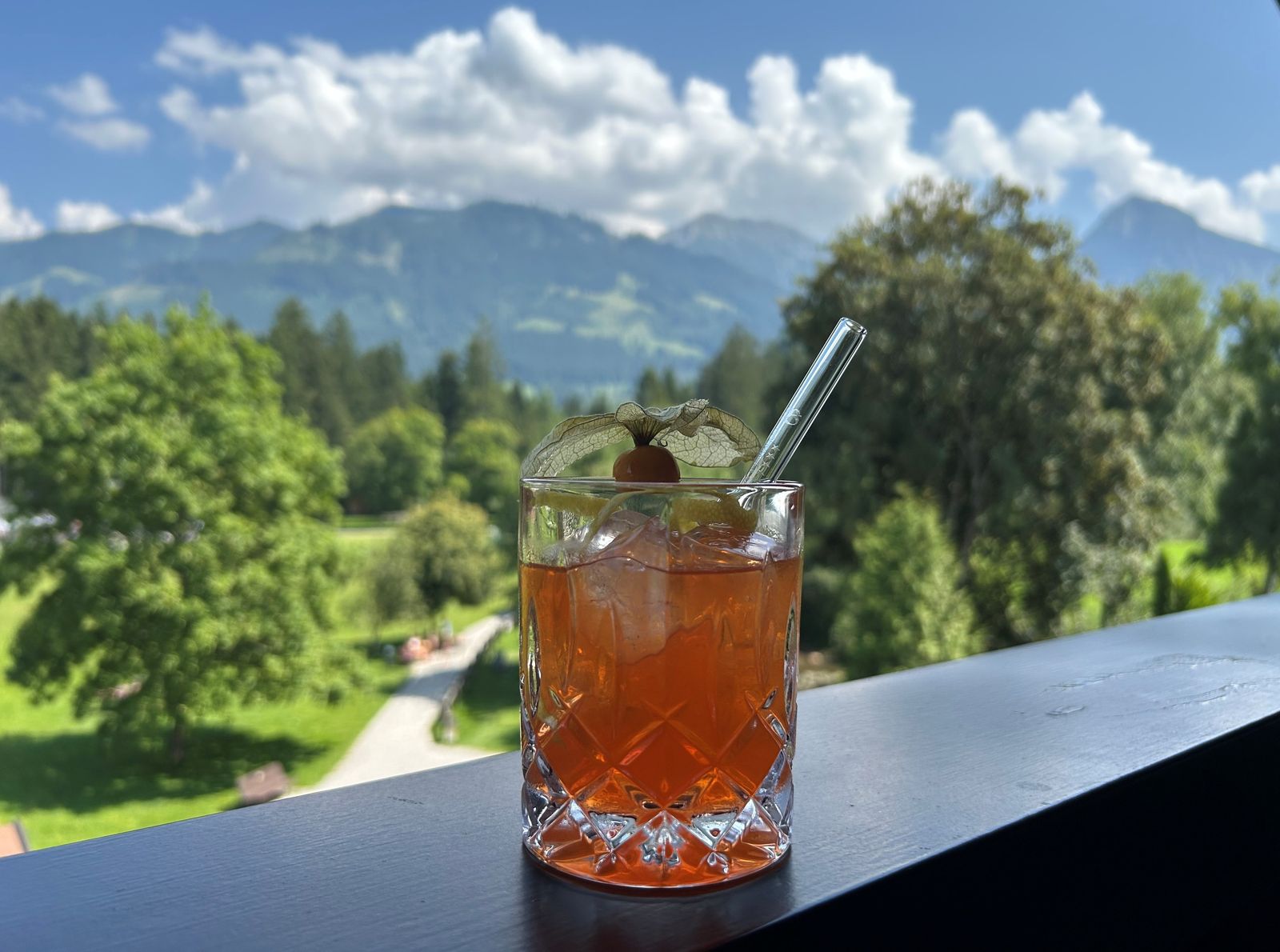 Cocktail vor Bergkulisse