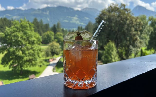 Cocktail vor Bergkulisse