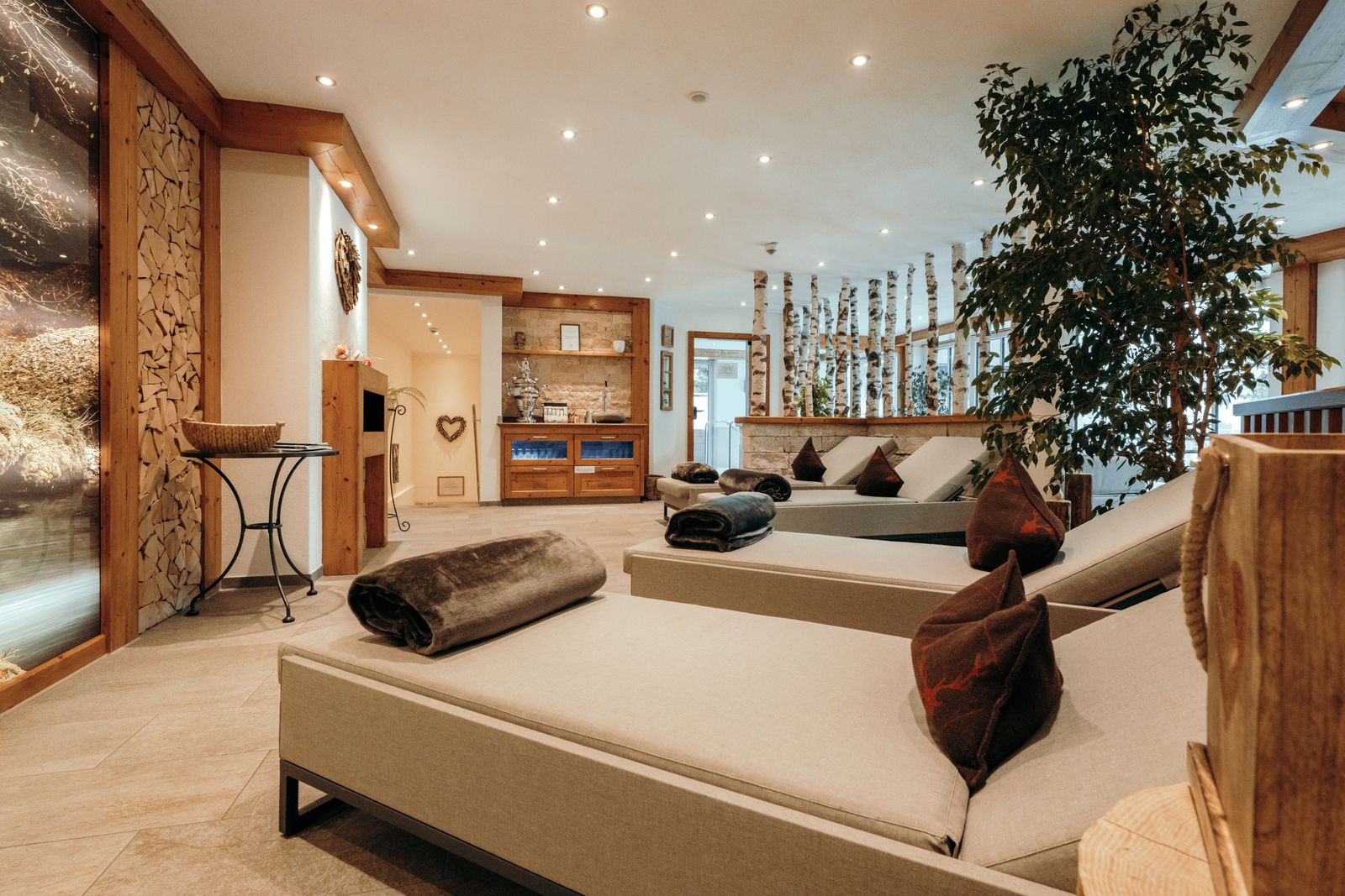 Ruhebereich am Außenpool mit gemütlichen Liegen