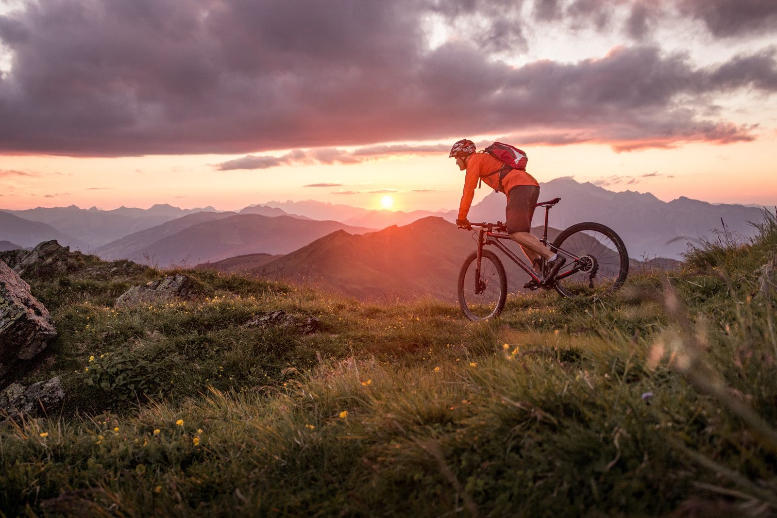 Mountainbiker in den Allgäuer Alpen beim Sonnenaufgang