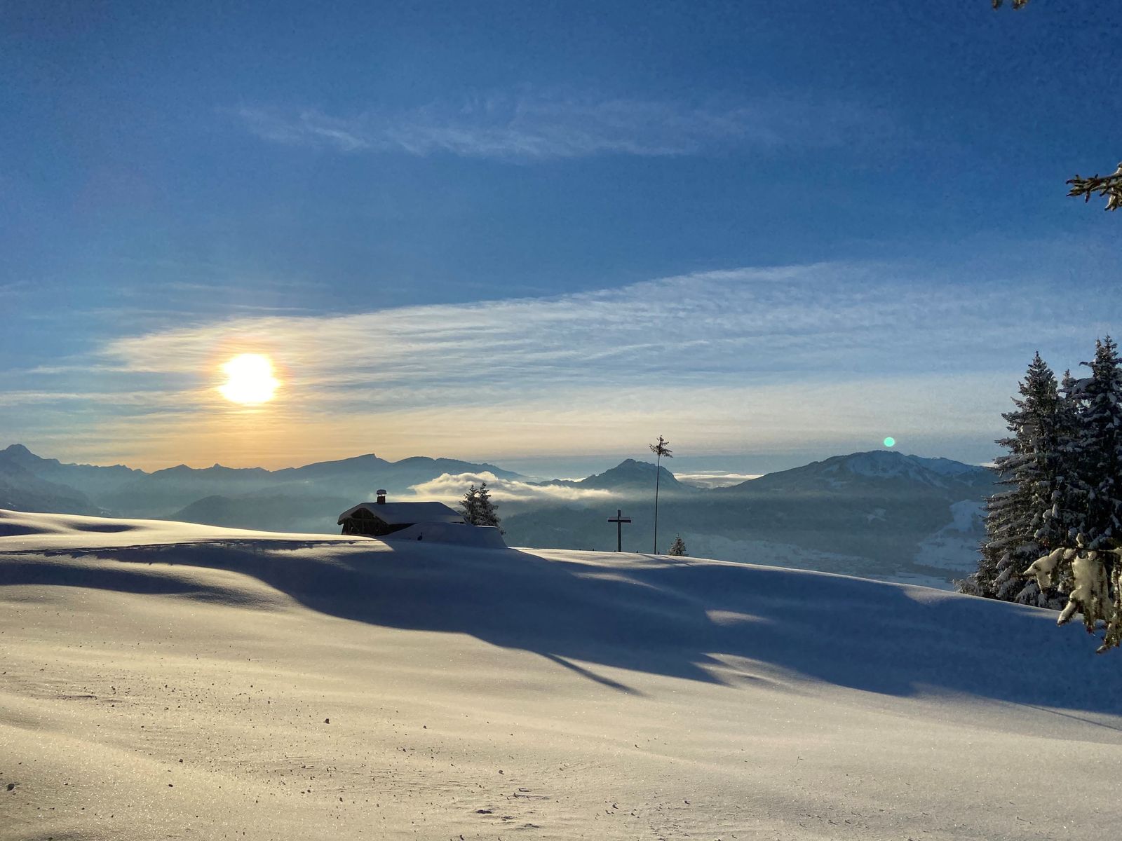eine verschneite Allgäuer Landschaft