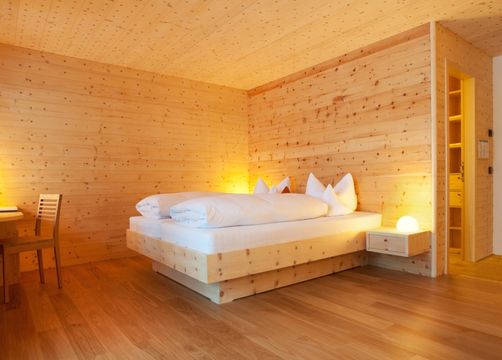Doppelzimmer "Holz100" mit eingeschränktem Bergblick (1/3) - Biohotel Mattlihüs