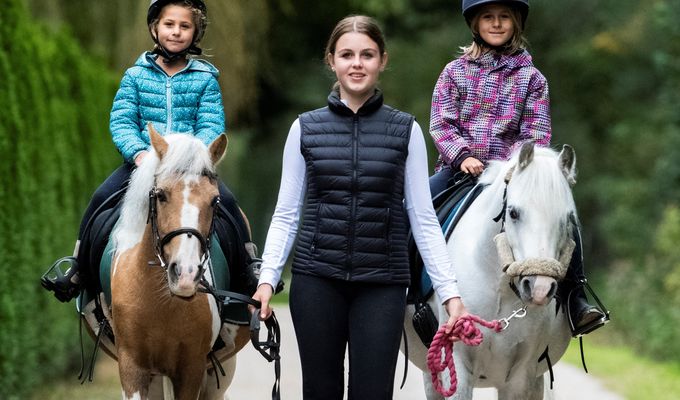 GEFÜHRTE PONYRUNDE (KINDER) - GEFÜHRTE PFERDERUNDE (ERWACHSENE)