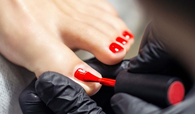 SEMIPERMANENT-LACK MIT PEDIKÜRE