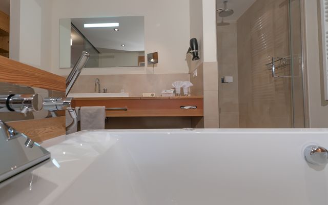 Zimmer Wellness Junior Suite Hotel Mein Almhof Nauders Reschenpass TirolKlares Design, hochwertige natürliche Materialen, größzuige Raumaufteilung und Blick ins Engadin auf die Samnaun Gruppe Berge-11.jpg