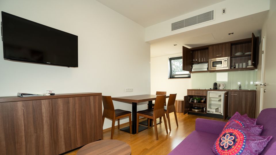 Ein Kleiner, Heisser Striptease Im Appartment Eines Hotels Ein Kleiner, Heisser Striptease Im Appartment Eines Hotels