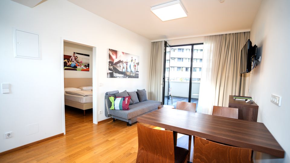 Ein Kleiner, Heisser Striptease Im Appartment Eines Hotels Ein Kleiner, Heisser Striptease Im Appartment Eines Hotels