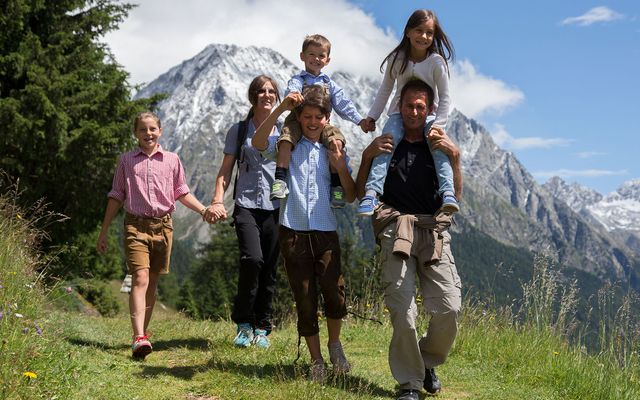 Familienhotel_Dolomit_Family_Resort_Alpenhof_Spielplatz.jpg