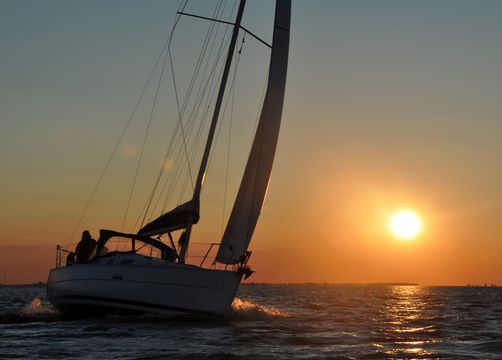 Biohotel Gut Nisdorf: Sonnenuntergang Seegelboot - Gut Nisdorf - Bio Urlaub an der Ostsee, Nisdorf, Ostsee, Mecklenburg-Vorpommern, Deutschland