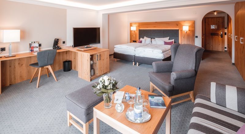 Holunder mit großem Südbalkon oder Südterrasse und Panoramablick (58 m²)