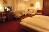 Bett mit TV und Sitzecke im Schwarzwald Doppelzimmer