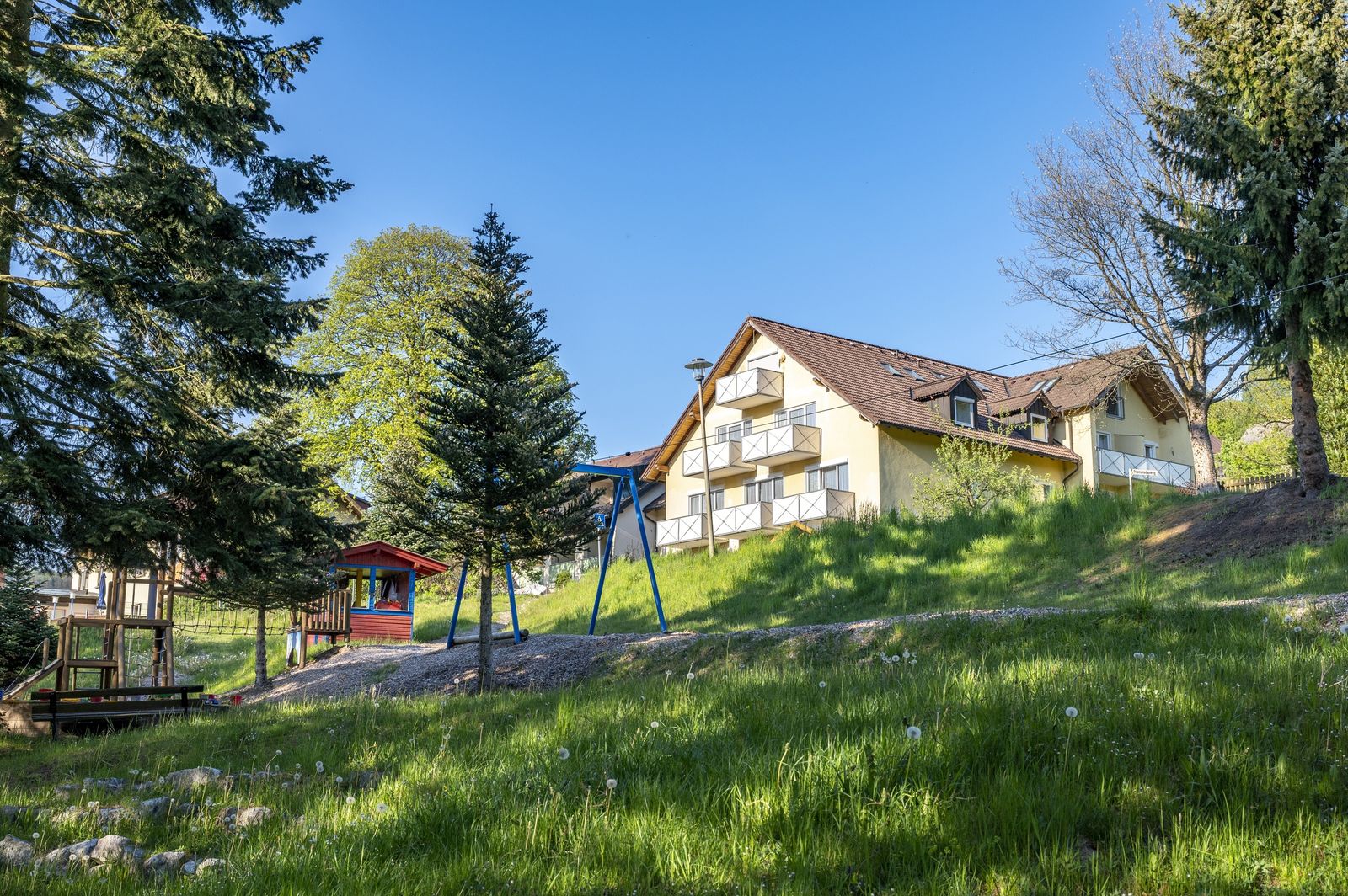 🦋 Mein Krug | Hotelansicht im Sommer 01 - Familotel Fichtelgebrige