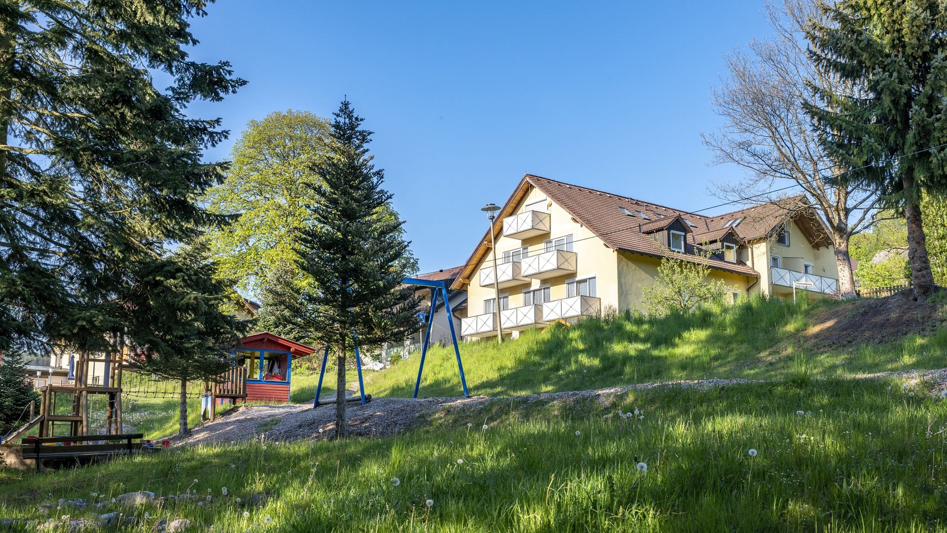 🦋 Mein Krug | Hotelansicht im Sommer 01 - Familotel Fichtelgebrige