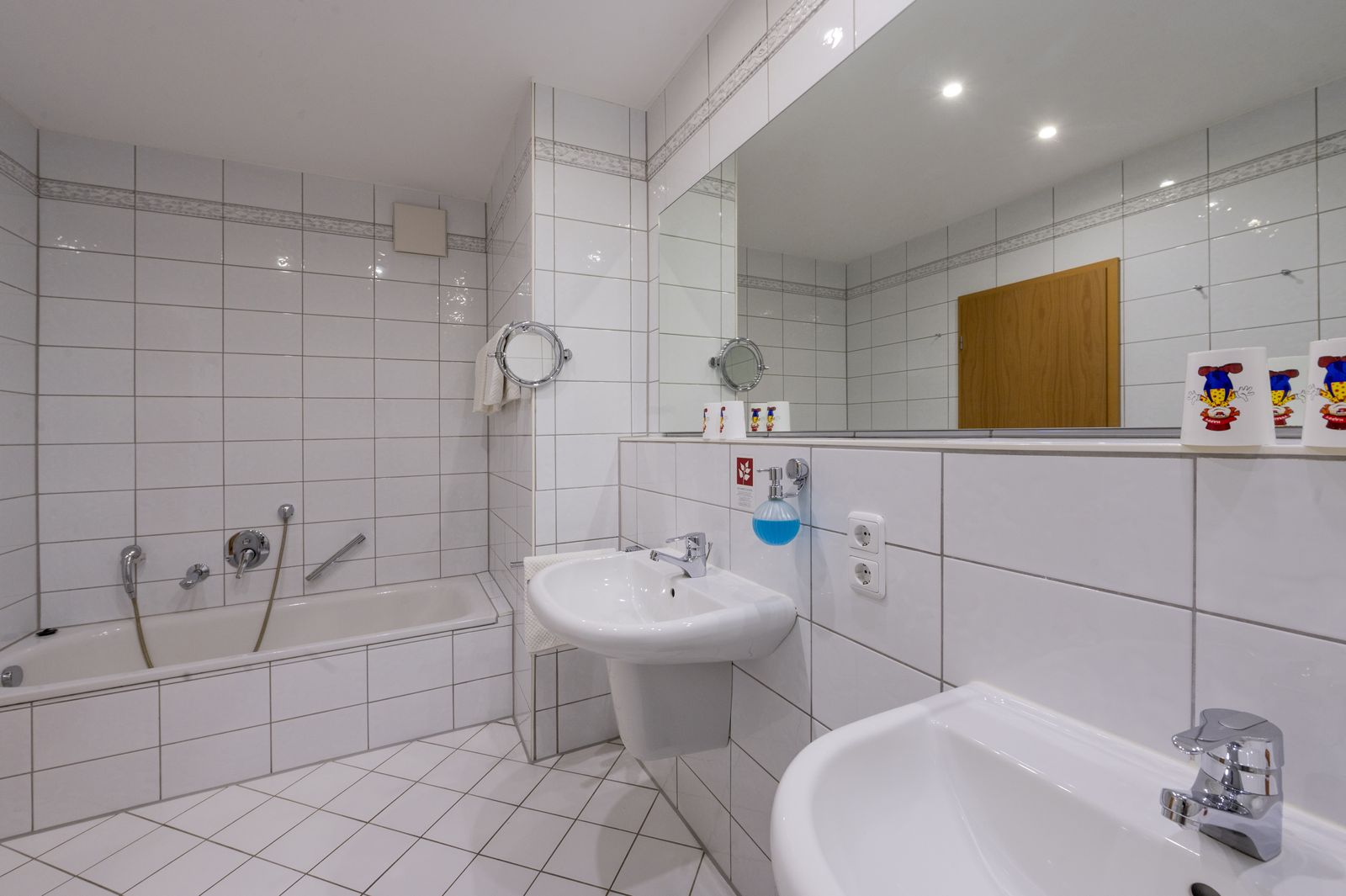 Bsp. Bad (nicht immer mit Badewanne!) im 2 Raum Familien-Appartement ab 45 qm im Familotel Mein Krug | Familotel Fichtelgebirge FamilienKlub Krug | Mein Krug | Hotel Krug