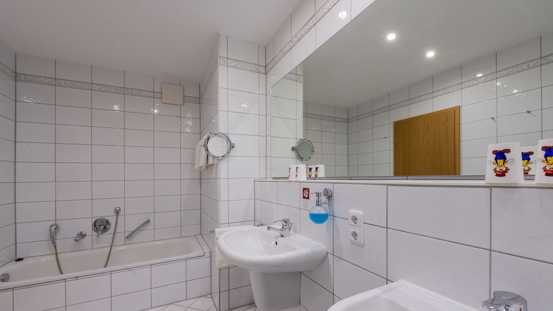 Bsp. Bad (nicht immer mit Badewanne!) im 2 Raum Familien-Appartement ab 45 qm im Familotel Mein Krug | Familotel Fichtelgebirge FamilienKlub Krug | Mein Krug | Hotel Krug