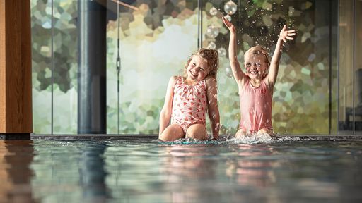 Kinder im Family Spa Schwimmbecken im Kinderhotel Allgäuer Berghof