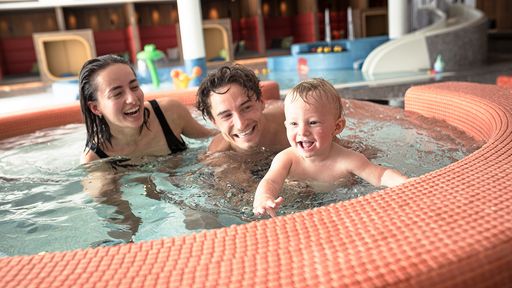 Kinderbecken mit Familie mit Kleinkind im Kinderhotel Allgäuer Berghof