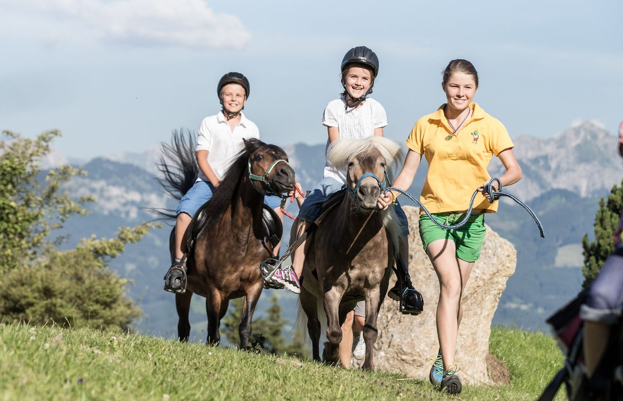 IMP_Familienhotel_Allgäuer_Berghof_Ponyreiten_Gruppe.jpg