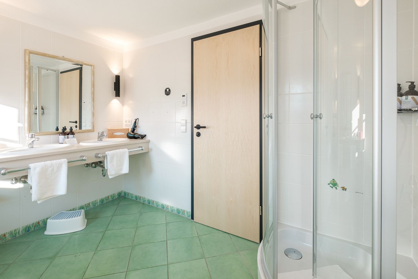 Kinderhotel Allgäuer Berghof – Badezimmer Familien-Suite Piepmatz mit Blick auf die Allgäuer Alpen
