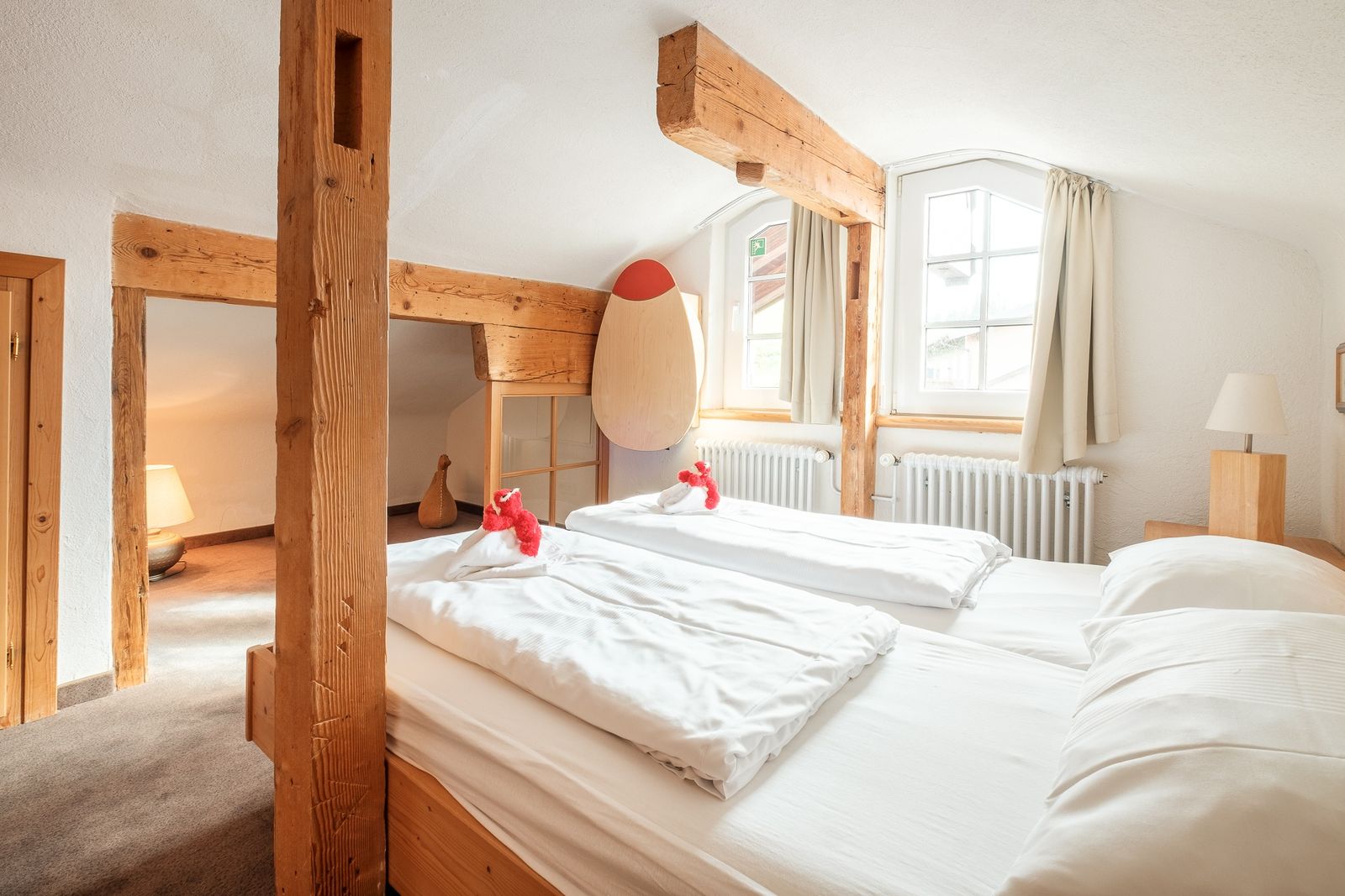 Kinderhotel Allgäuer Berghof – Kinderzimmer Familien-Suite Adlerhorst mit Blick auf die Allgäuer Alpen