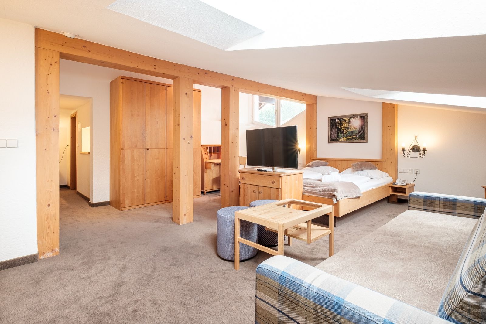 Kinderhotel Allgäuer Berghof – Wohnzimmer Familien-Suite Adlerhorst mit Blick auf die Allgäuer Alpen