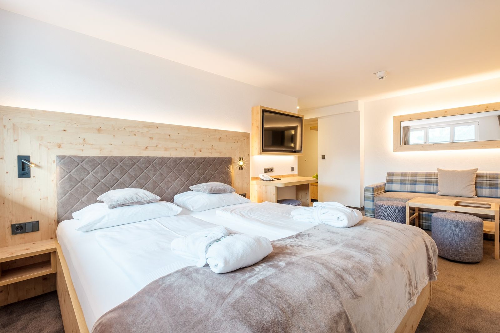 Kinderhotel Allgäuer Berghof – Wohnzimmer Familien-Suite Ziegenbart mit Blick auf die Allgäuer Alpen