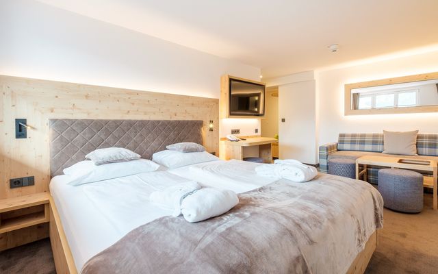 Kinderhotel Allgäuer Berghof – Schlafzimmer der Familiensuite Ziegenbart mit Blick auf die Allgäuer Alpen