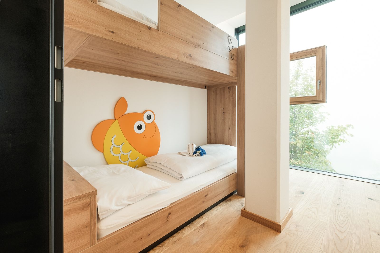 Kinderhotel Allgäuer Berghof – Kinderzimmer Familien-Suite Spass-Suite mit Blick auf die Allgäuer Alpen