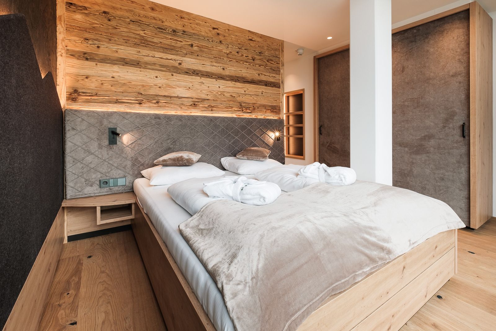 Kinderhotel Allgäuer Berghof – Schlafzimmer Familien-Suite Spass-Suite mit Blick auf die Allgäuer Alpen