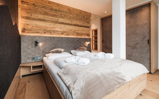 Kinderhotel Allgäuer Berghof – Schlafzimmer der Familiensuite SPAss-Suite mit Blick auf die Allgäuer Alpen