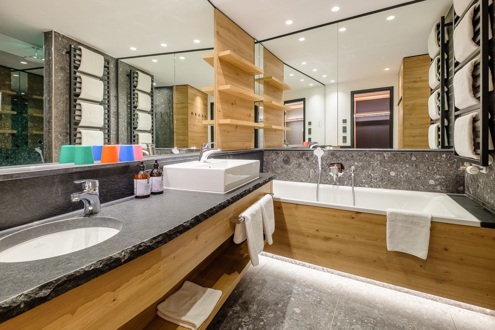 Kinderhotel Allgäuer Berghof – Badezimmer Familien-Suite Glückspilz mit Blick auf die Allgäuer Alpen