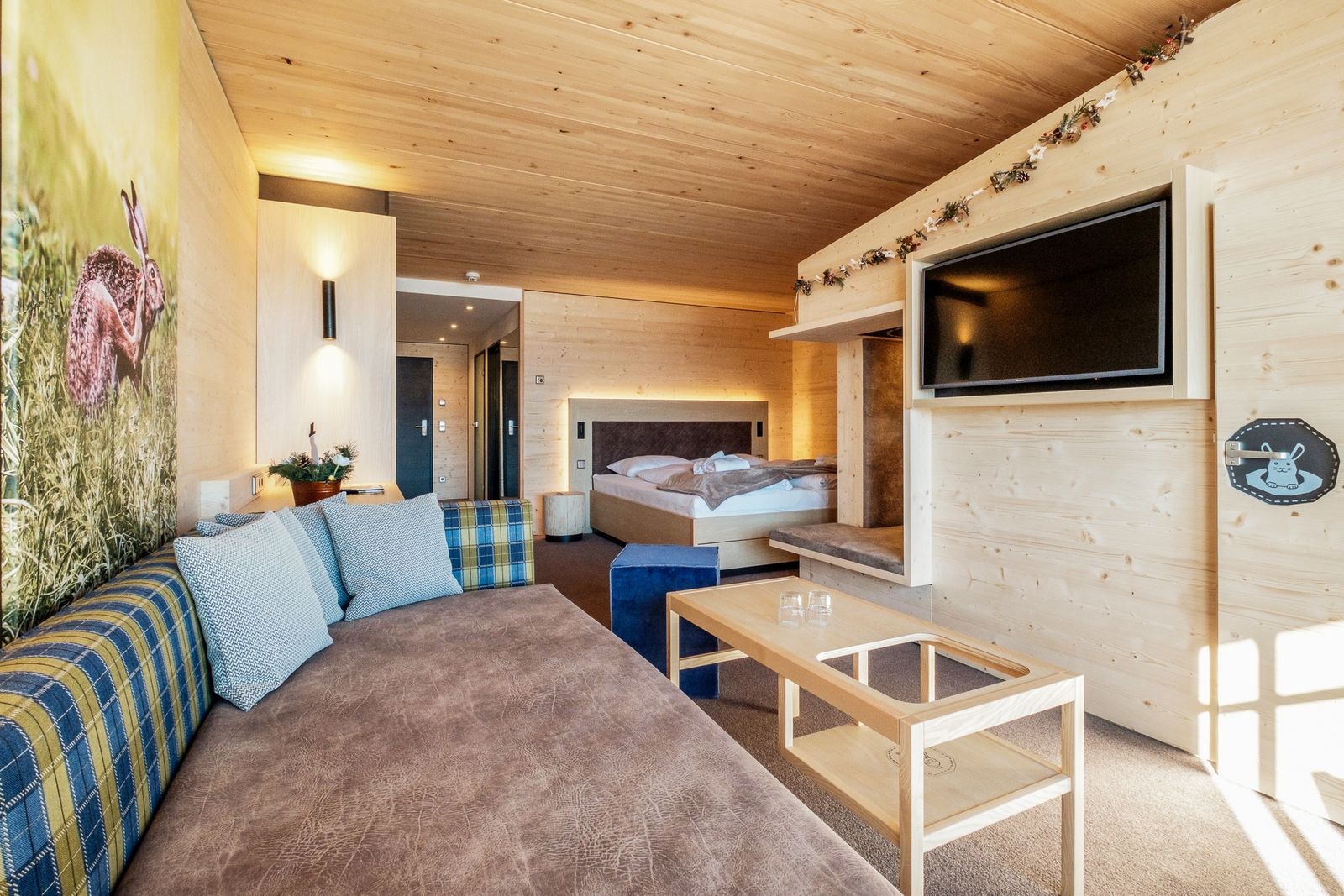 Kinderhotel Allgäuer Berghof – Wohnzimmer Familien-Suite Häschengrube mit Blick auf die Allgäuer Alpen