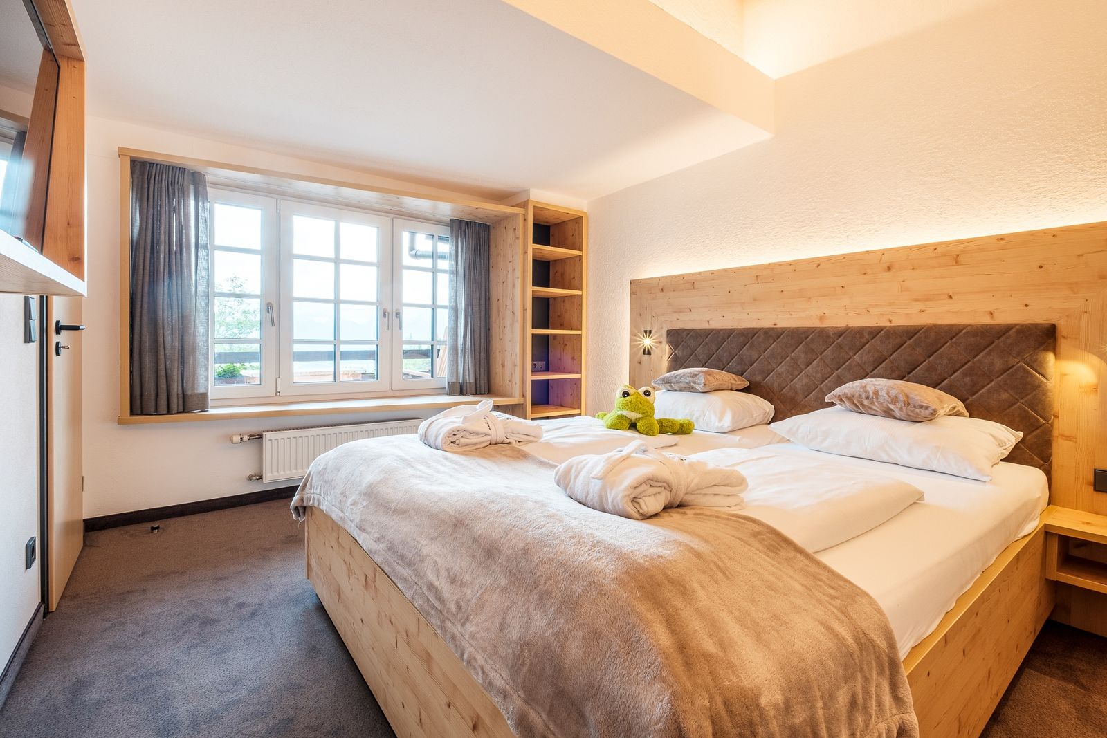 Kinderhotel Allgäuer Berghof – Schlafzimmer Familien-Suite Klapperstorch mit Blick auf die Allgäuer Alpen