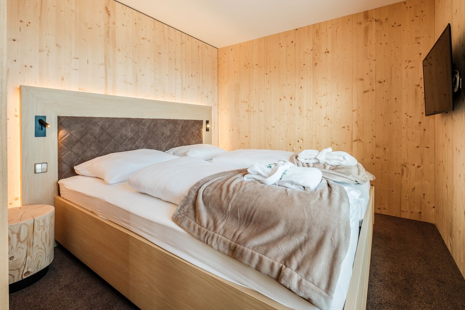 Kinderhotel Allgäuer Berghof – Schlafzimmer Familien-Suite Kuckucksnest mit Blick auf die Allgäuer Alpen