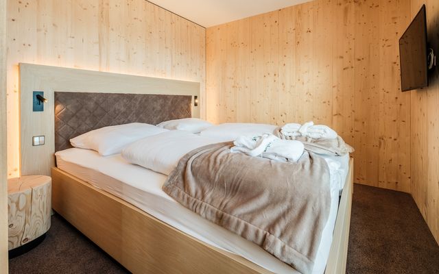 Kinderhotel Allgäuer Berghof – Schlafzimmer der Familiensuite Kuckucksnest mit Blick auf die Allgäuer Alpen