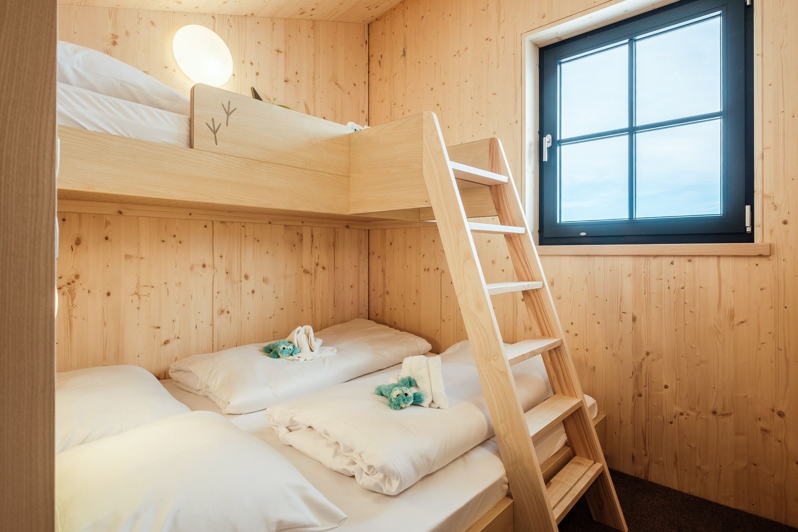 Kinderhotel Allgäuer Berghof – Kinderzimmer Familien-Suite Finkennest mit Blick auf die Allgäuer Alpen