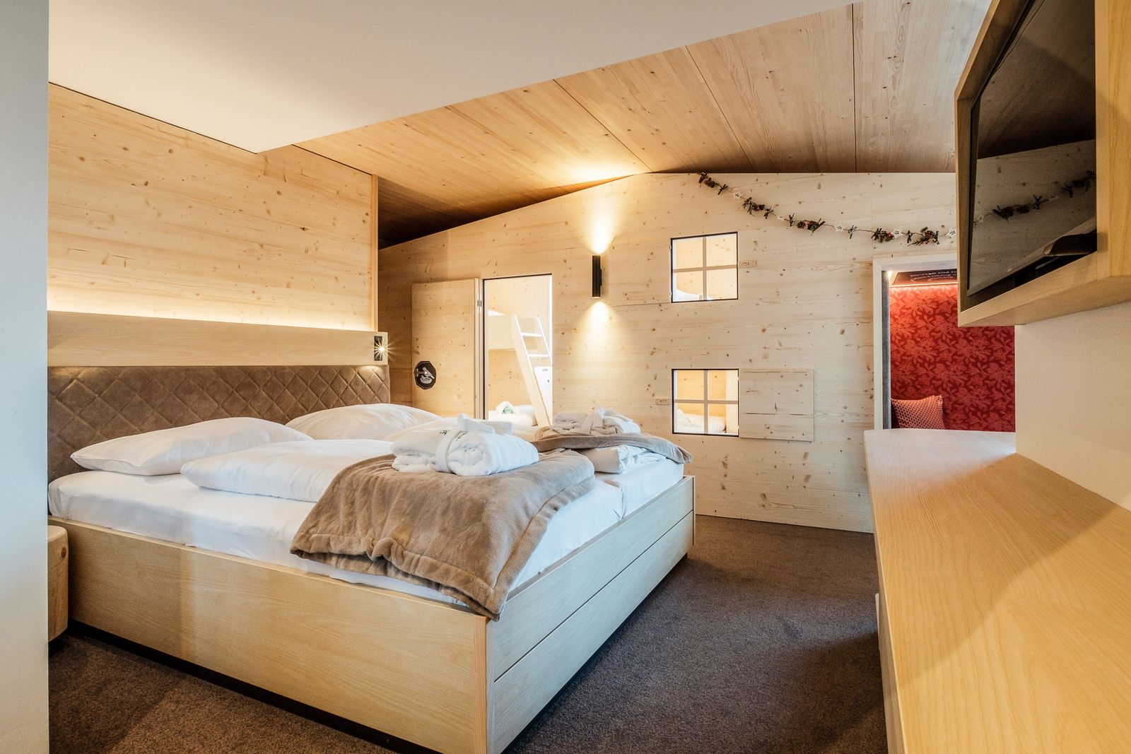 Kinderhotel Allgäuer Berghof – Wohnzimmer Familien-Suite Finkennest mit Blick auf die Allgäuer Alpen