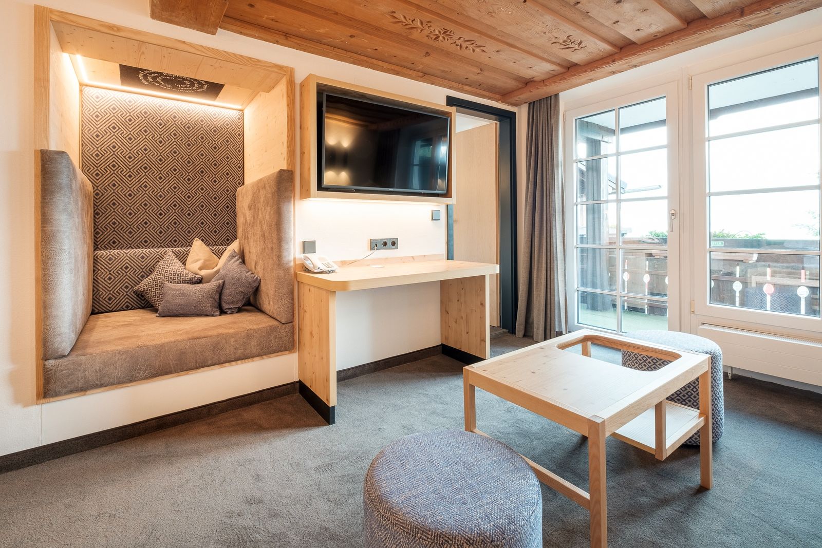 Kinderhotel Allgäuer Berghof – Wohnzimmer Familien-Suite Entenflaum mit Blick auf die Allgäuer Alpen