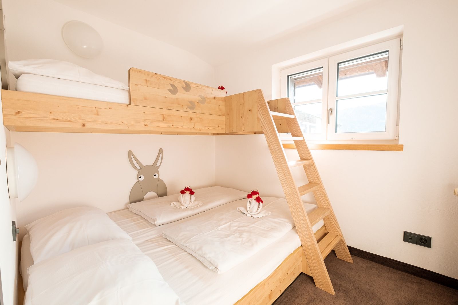 Kinderhotel Allgäuer Berghof – Kinderzimmer Familien-Suite Eselsohr mit Blick auf die Allgäuer Alpen