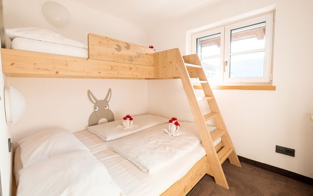 Kinderhotel Allgäuer Berghof – Kinderzimmer der Familiensuite Eselohr mit Blick auf die Allgäuer Alpen