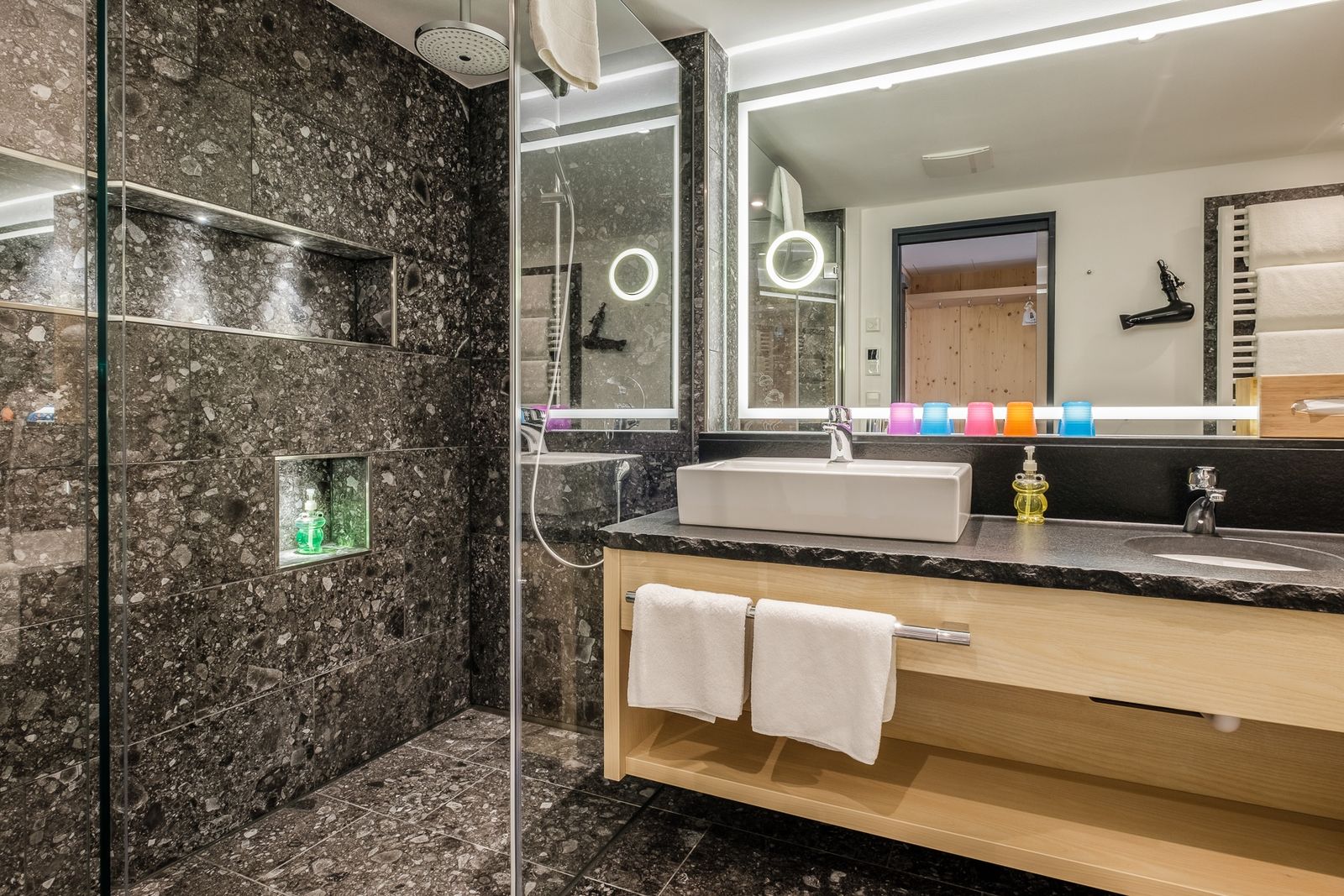 Kinderhotel Allgäuer Berghof – Badezimmer Familien-Suite Kuckuckssuite mit Blick auf die Allgäuer Alpen