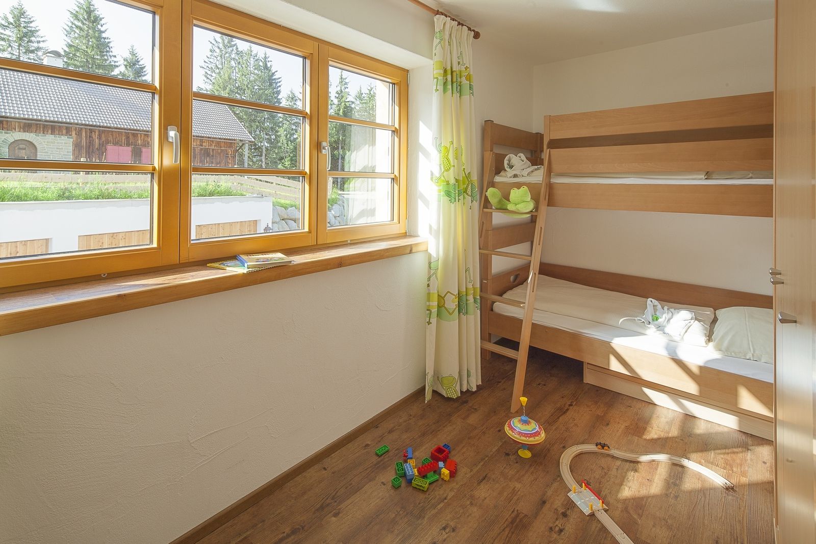 Kinderhotel Allgäuer Berghof – Kinderzimmer Bauernhof Chalet Steinbock mit Blick auf die Allgäuer Alpen