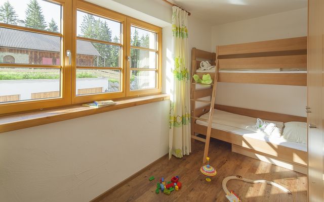 Kinderhotel Allgäuer Berghof – Kinderzimmer im Bauernhof Chalet-Steinbock mit Balkon auf die Allgäuer Alpen