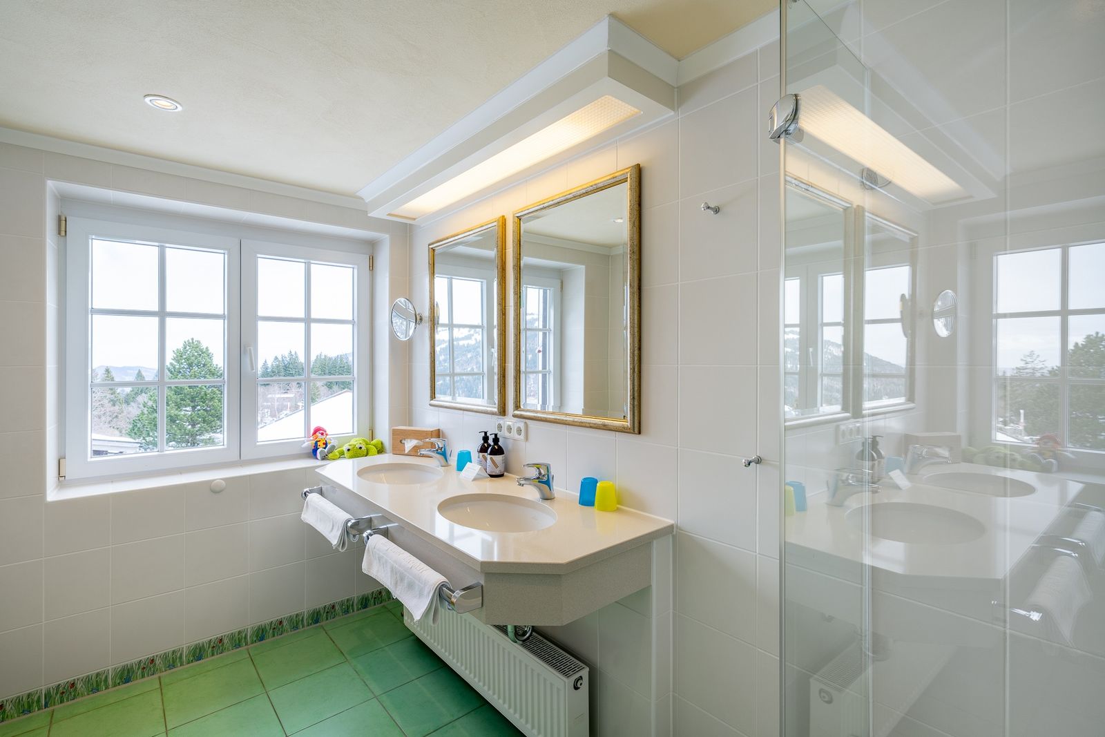 Kinderhotel Allgäuer Berghof – Badezimmer Familiensuite Grünten mit Blick auf die Allgäuer Alpen