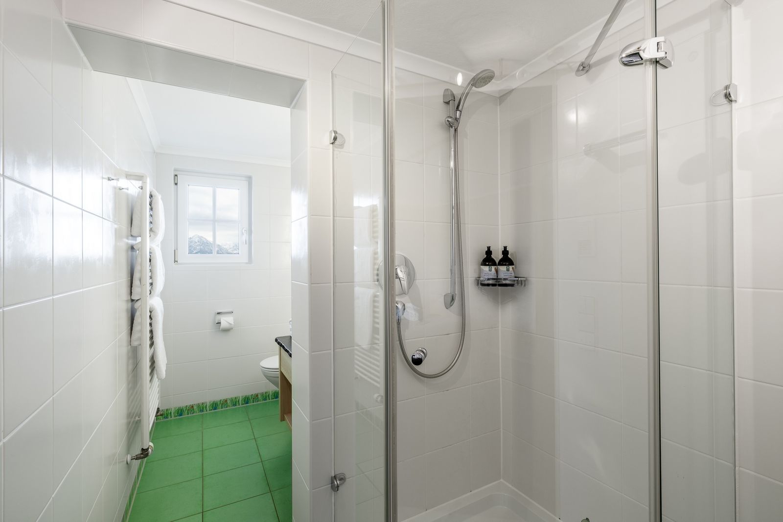 Kinderhotel Allgäuer Berghof – Badezimmer Familiensuite Rotspitz mit Blick auf die Allgäuer Alpen